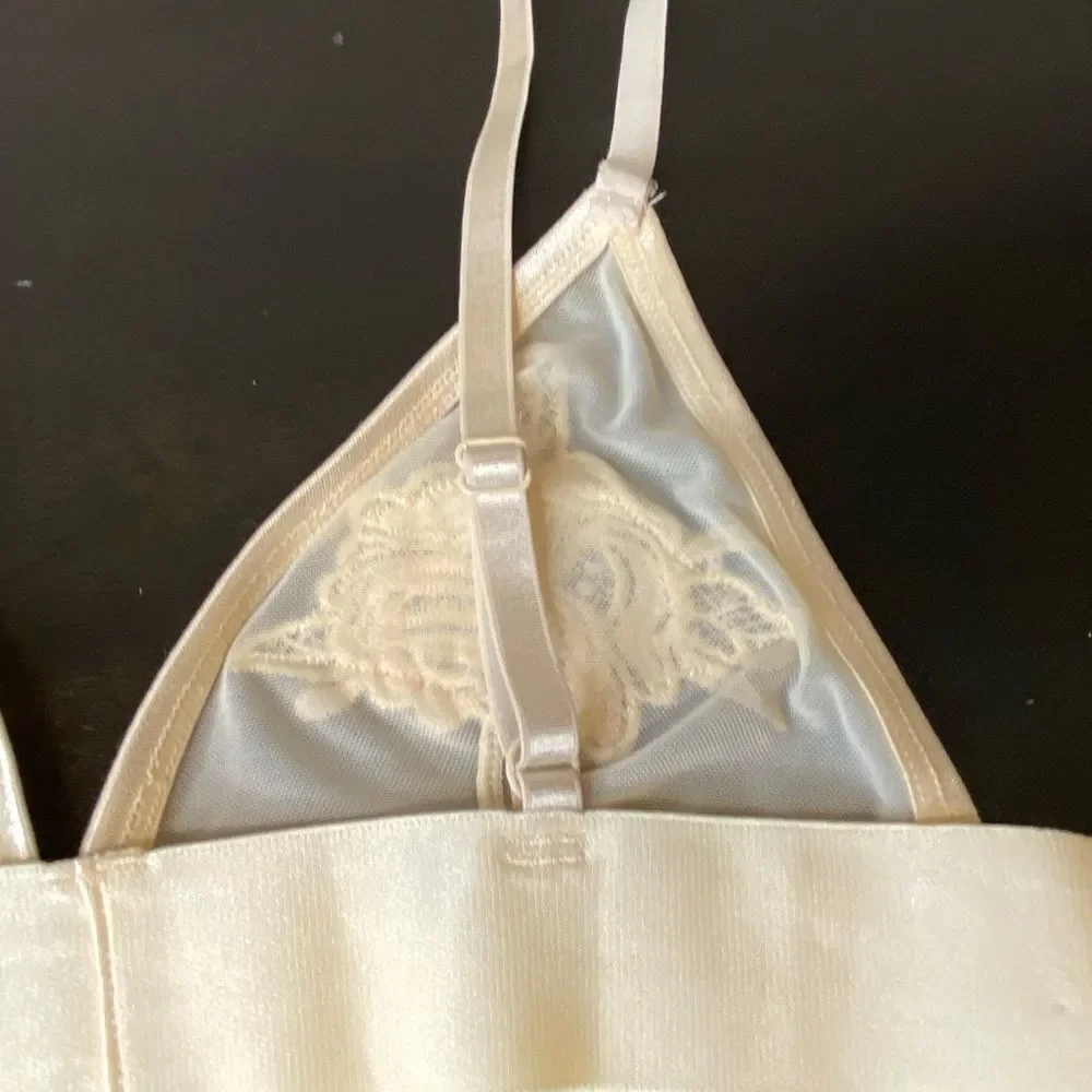 Youmita cream bra with lace appliqués, size small/medium - Picture 7 of 9